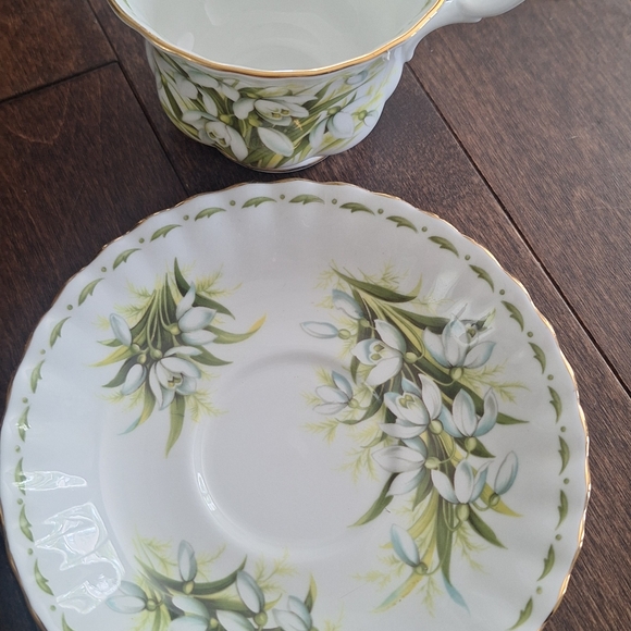 Royal albert flower of the month teacup,sauser and plate January - Picture 4 of 6